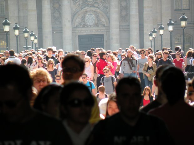  la foule sur la passerelle des Arts